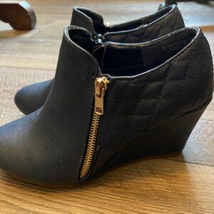 Bella Marie NAVY BLUE double zipper QUILTED WEDGE BOOTIES * worn 1x * sz 7-1/2
